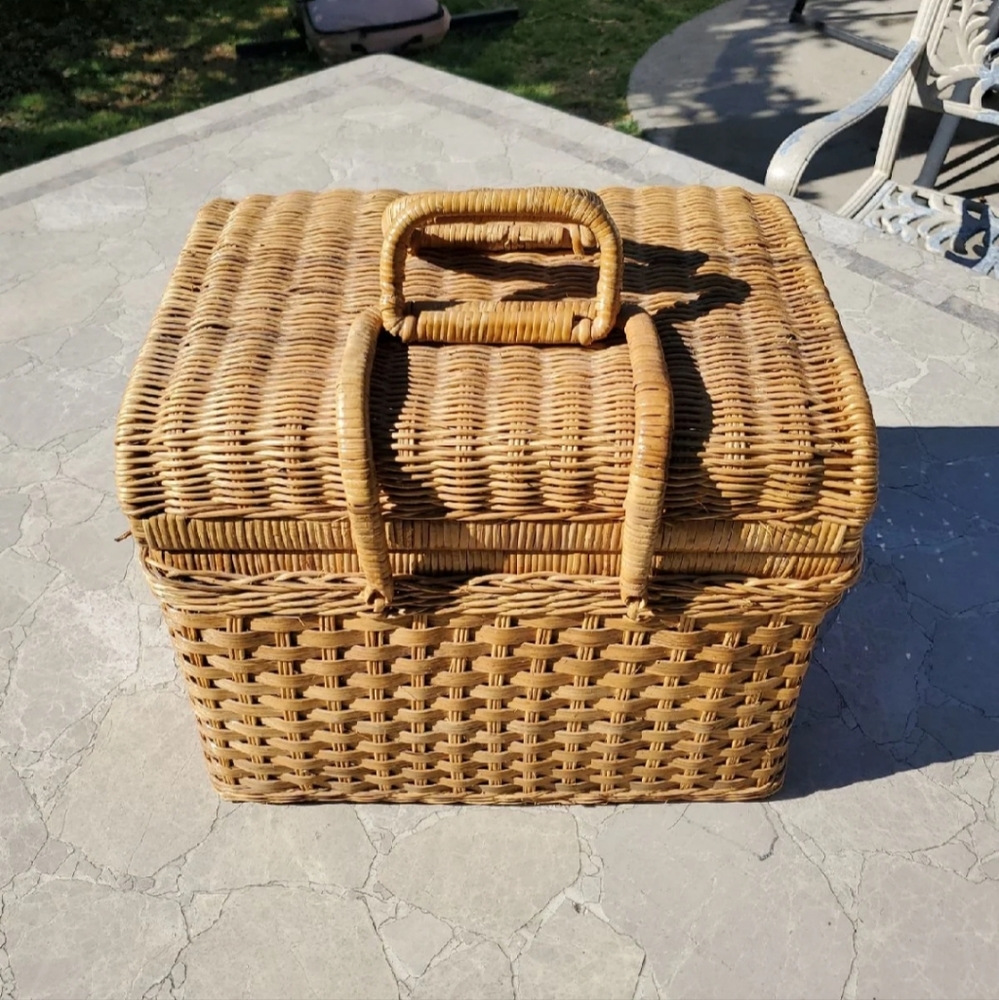 Lidded Wicker Picnic Basket With Folding Handles